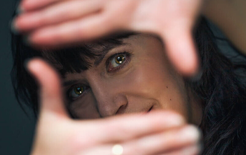 foto handen jeanette filmkader voor quick start videomarketing