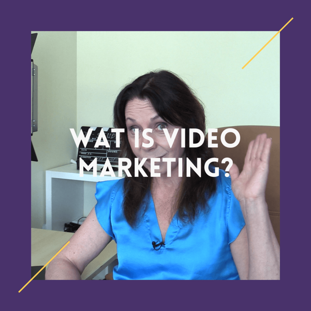 jeanette op kantoor met hand omhoog in blog vlog over wat is video marketing