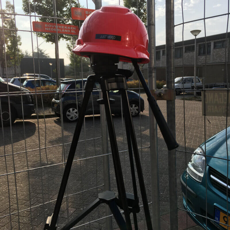 Persona: statief-met-Just Video helm op